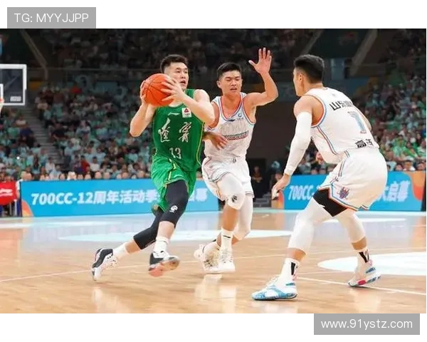 西安篮球队技术争议引发热议球迷对战术与裁判判罚展开激烈讨论